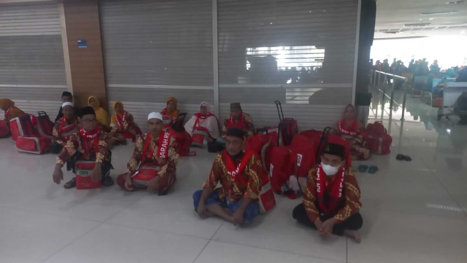 Sebanyak 94 jemaah umrah gagal berangkat terpantau ada di bandara Juanda, Surabaya, Senin (26/9/2022)