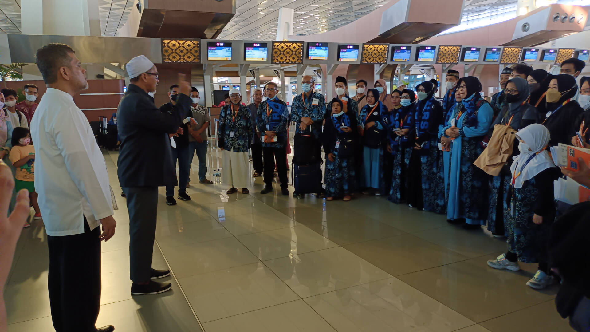 Pengarahan Terakhir Jamaah Umroh oleh Direktur RH Tours Sebelum Keberangkatan di Bandara Internasional Soekarno Hatta Terminal 3 Ultimate